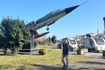 Dünya havacılık tarihine geçen Selçuk Bayraktar’a Sürmeneli hemşehrisinden şarkılı destek