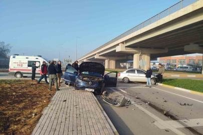 Dur levhasına uymadı, kavşakta kaza: 1 yaralı