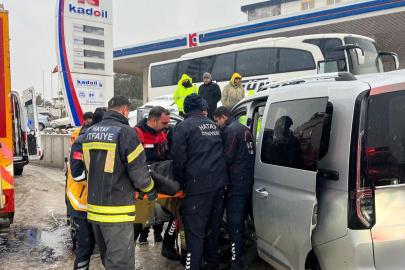 Duvara çarpan hafif ticari aracın sürücüsü yaralandı