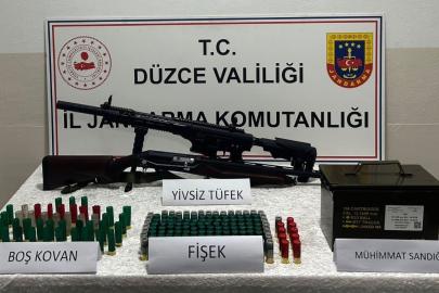 Düzce’de evinin bahçesinde havaya ateş eden 2 kişi yakalandı