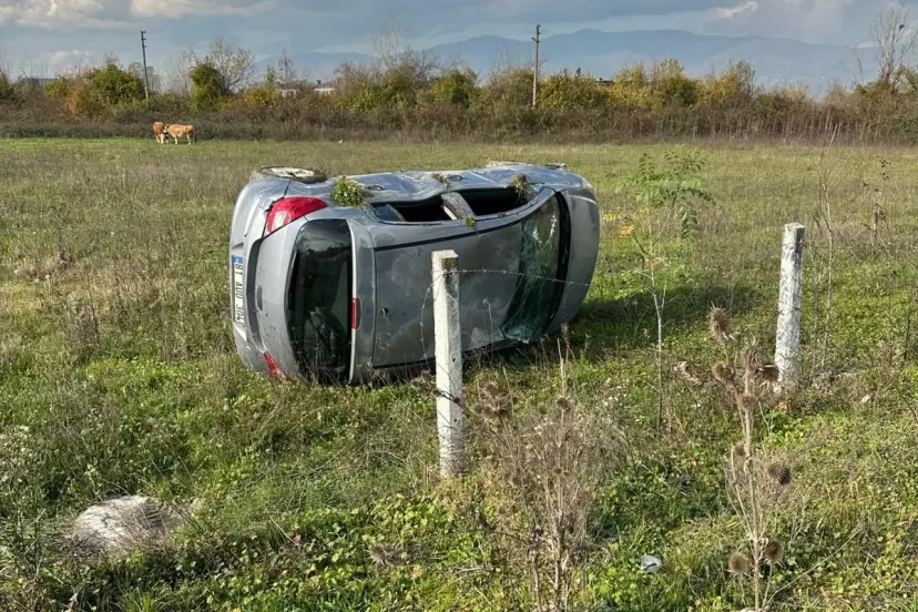 Düzce’de şarampole devrilen otomobilde sürücü yaralandı