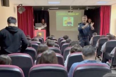 Eceabat’da emniyet ekiplerince öğrenciler bilgilendirildi