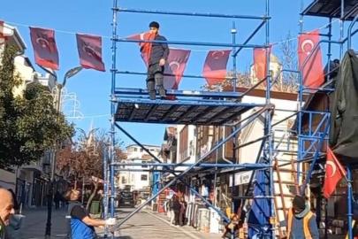 Edirne’de caddede bayrağa saygı: Türk bayrağını öperek kaldırdı