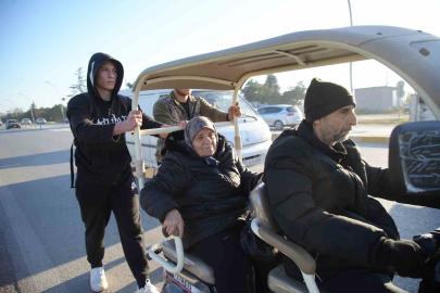 Edirne’de gençlerden insanlık dersi: Engelli vatandaşı kilometrelerce ittiler