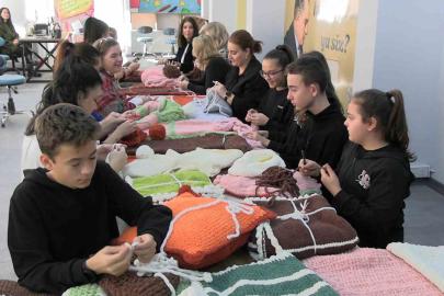 Edirne’de ilmekler iyilik için atılıyor: Çocuklar örüyor, anneler birleştiriyor