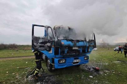 Edirne’de park halindeki kamyon alevlere teslim oldu