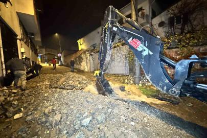 Edirne’de patlayan borudan fışkıran su metrelerce yükseğe çıktı