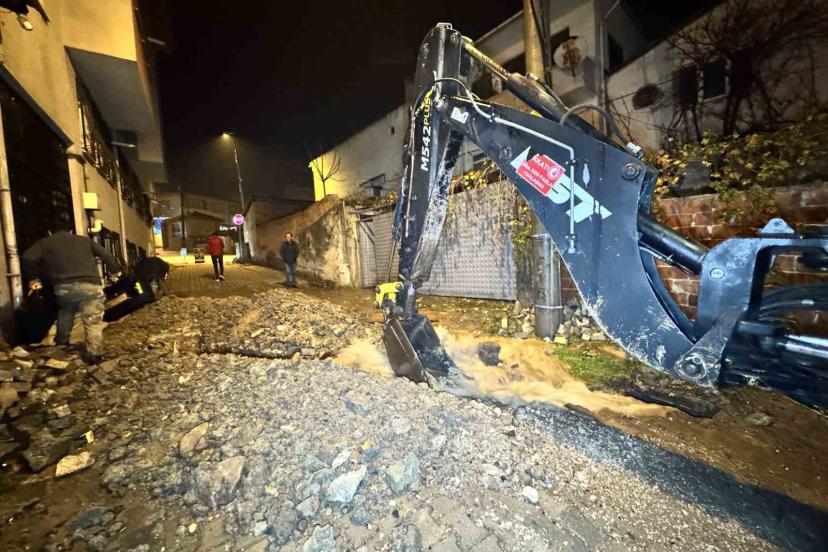 Edirne’de patlayan borudan fışkıran su metrelerce yükseğe çıktı