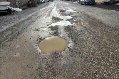 Edremit’te yeni yapılan yolda bir buçuk ayda çukurlar oluştu