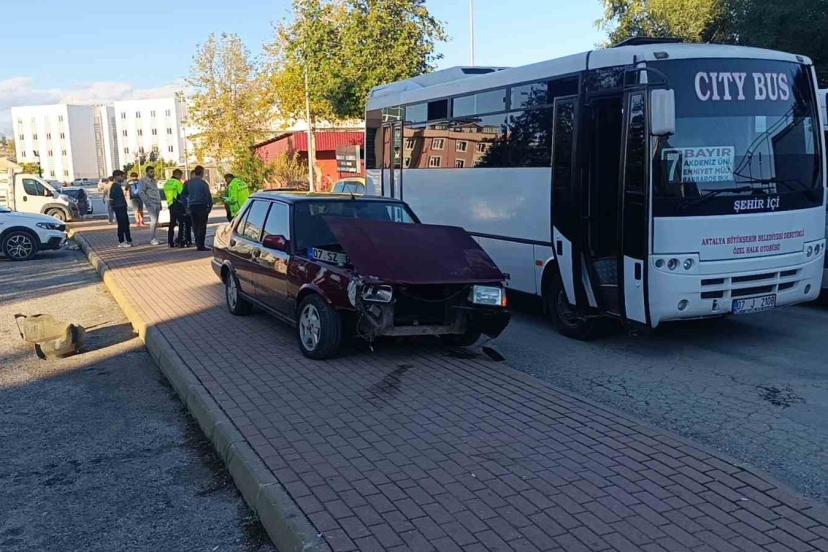 Ehliyetsiz sürücünün kullandığı otomobil halk otobüsü ve motosiklete çarptı: 1 yaralı