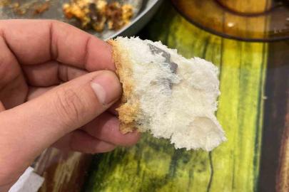 Ekmeğin içinden çıkanı görünce şok oldu