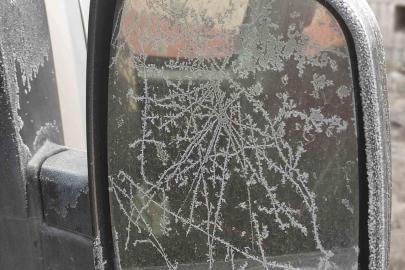 Eksi 17 dereceyi gören kentte araç camları buz tuttu