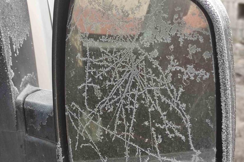 Eksi 17 dereceyi gören kentte araç camları buz tuttu