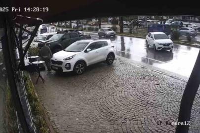 El freni çekilmeyen otomobil, başka araca çarptı