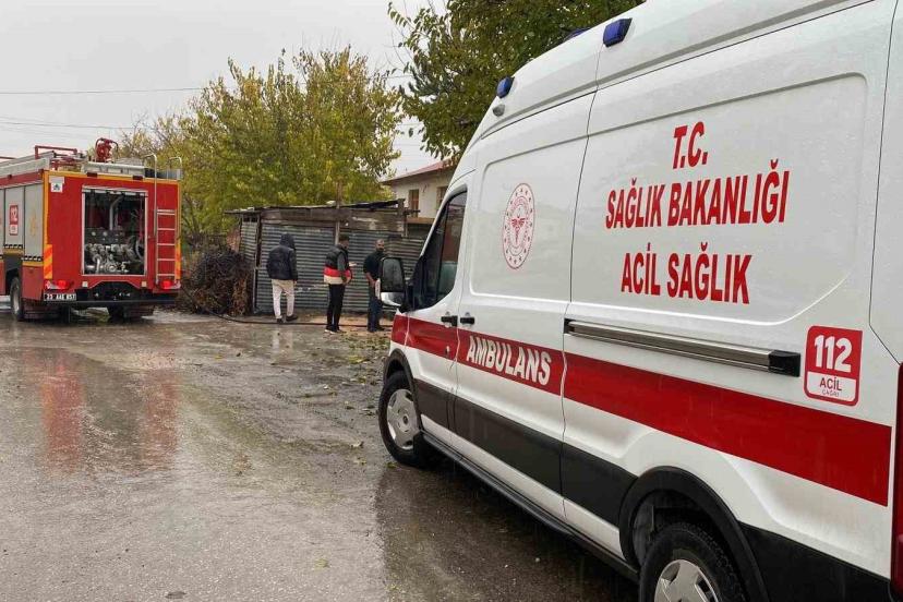 Elazığ’da çatı yangını: 1 kişi dumandan etkilendi