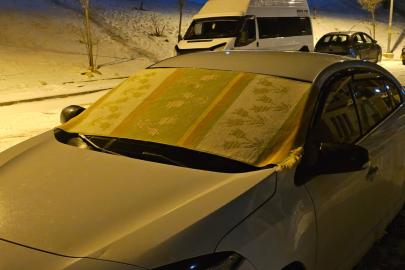 Elazığ’da dondurucu soğuklara karşı araç camları kilimle korunuyor