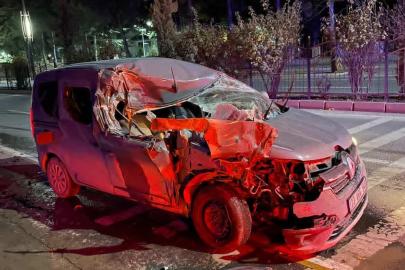 Elazığ’da hafif ticari araç, temizlik aracına çarptı: 1 yaralı