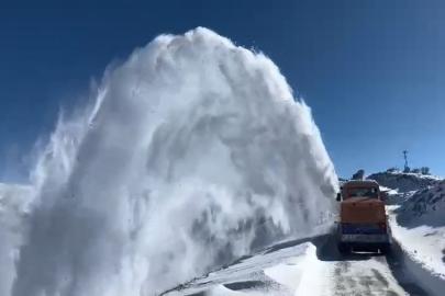 Elazığ’da kapalı köy yollarında çalışmalar sürüyor