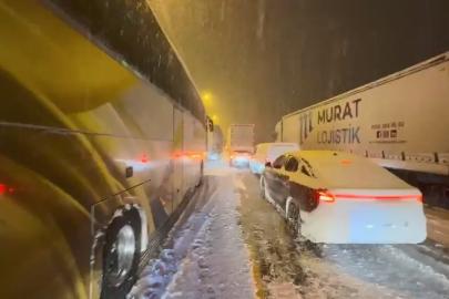 Elazığ’da kar yağışından dolayı araçlar yolda kaldı