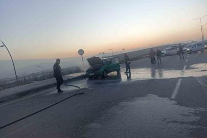 Elazığ’da seyir halindeki araç alev aldı