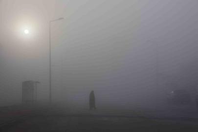 Elazığ’da sis görüş mesafesini 5 metreye düşürdü