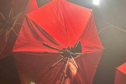 Elektrik kaçağı şemsiyeyi yaktı