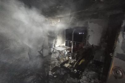 Elektrik kontağından çıkan yangında alevlere teslim olan ev kullanılmaz hale geldi