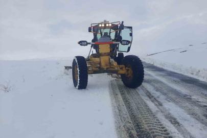 Eleşkirt’te kar yağışı sonrası kapanan köy yolları ulaşıma açıldı