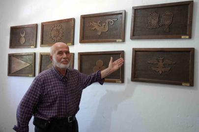 Emekli polis, ahşap hat sanatıyla evini adeta müzeye çevirdi