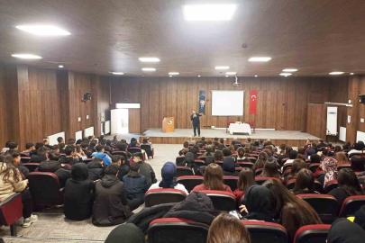 Emet’te lise öğrencilerine "Hz. Peygamber ve Şahsiyet İnşası" başlıklı konferans