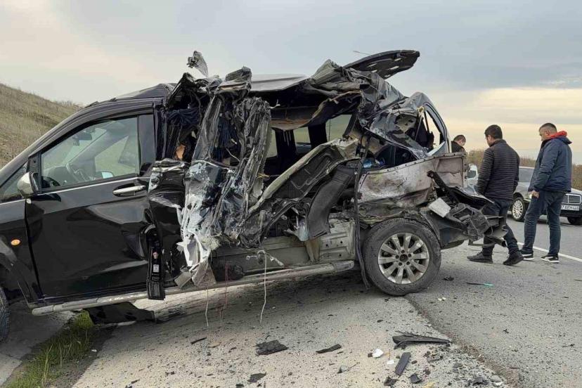 Emniyet şeridindeki VIP yolcu taşıma aracına kamyonet çarptı