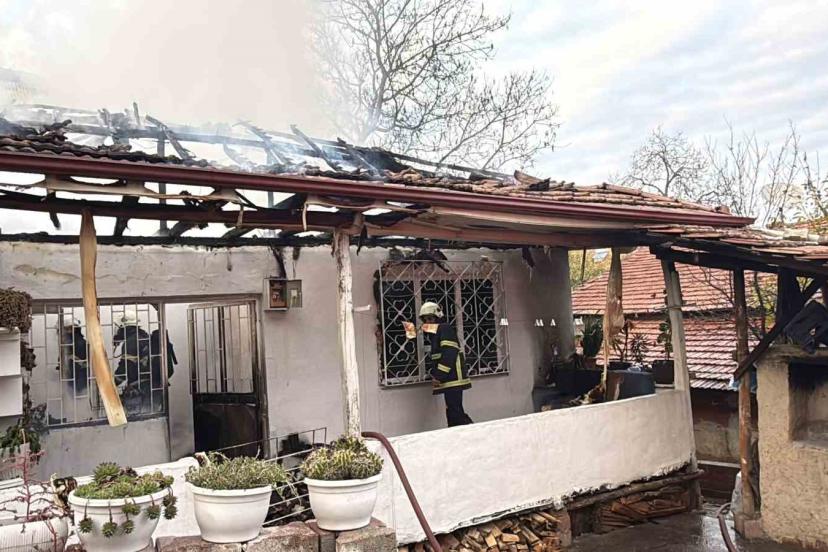 Erbaa’da elektrik kontağından çıkan yangın evi küle çevirdi