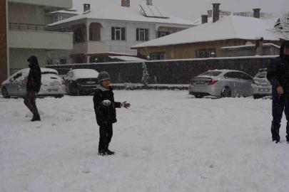 Erciş’te vatandaşların kar sevinci