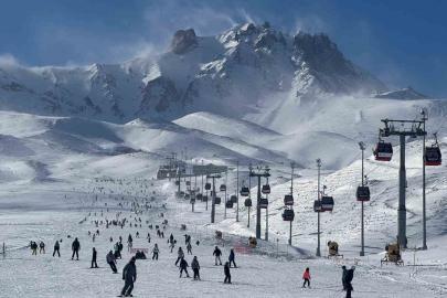 Erciyes’te hafta sonu pistler kayak severlerle doldu