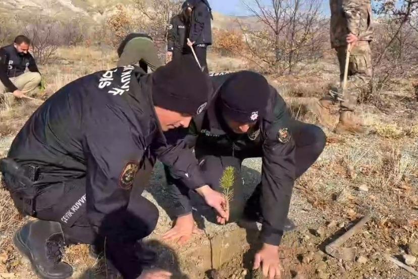 Erzincan Emniyeti 600 fidanı toprakla buluşturdu