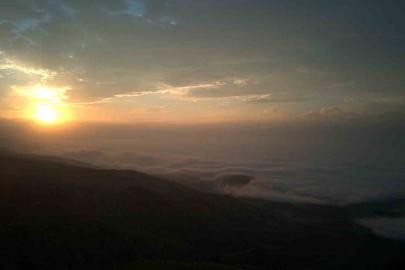 Erzincan’da doğanın muhteşem gösterisi: Sis dağların eteklerine vurdu
