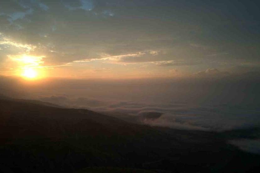 Erzincan’da doğanın muhteşem gösterisi: Sis dağların eteklerine vurdu
