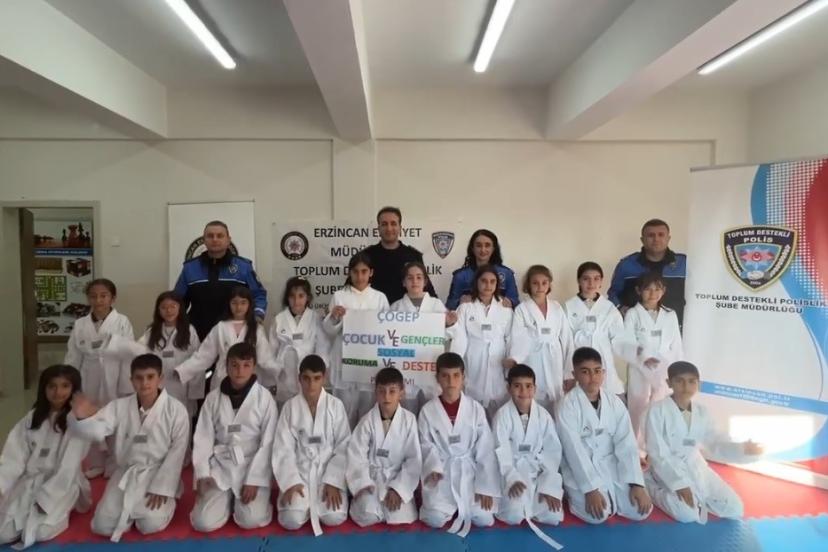 Erzincan’da "Hep Birlikte Aileyiz" Projesi kapsamında öğrencilere tekvando kıyafeti desteği