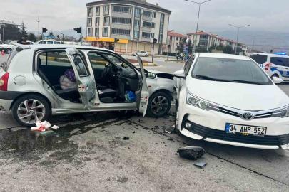 Erzincan’da iki otomobil çarpıştı: 2 yaralı
