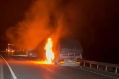 Erzincan’da seyir halindeki TIR alev aldı