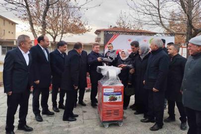 Erzincan’da üreticiye destek: Dut sıkma ve koyun kırkım makinası dağıtıldı
