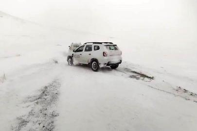 Erzurum’da kar ve tipi ulaşımı durma noktasına getirdi