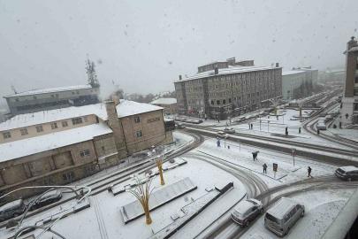 Erzurum’da kar yağışı etkili oluyor