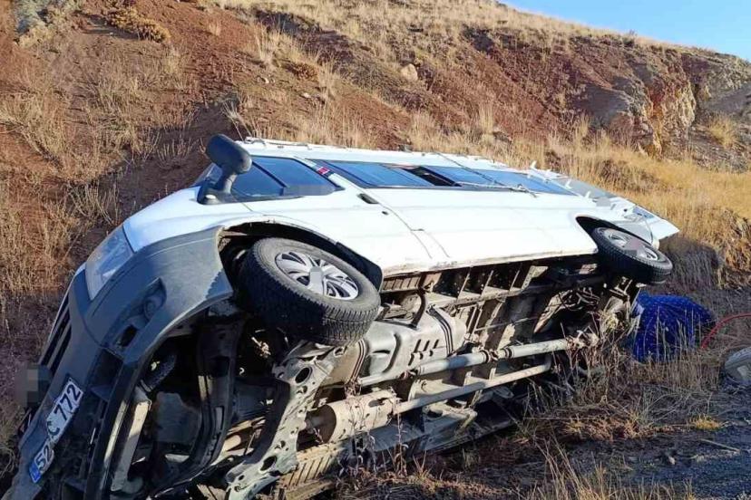Erzurum’da öğretmenleri taşıyan servis minibüsü devrildi: 7 yaralı
