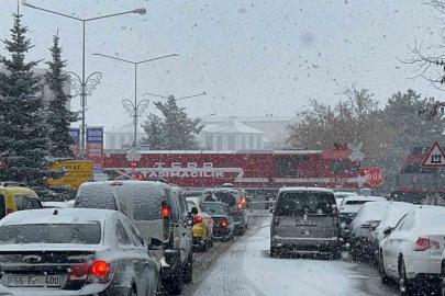 Erzurum’da ulaşıma kar engeli