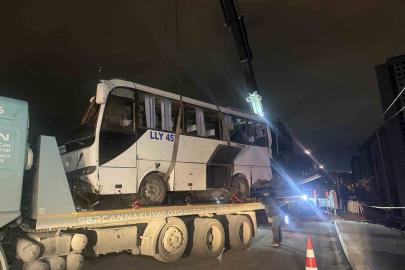 Esenyurt’ta 4 kişinin öldüğü kazaya karışan araç olay yerinden kaldırıldı