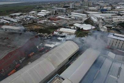 Esenyurt’ta devam eden fabrika yangını havadan görüntülendi
