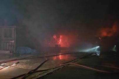 Esenyurt’ta hırdavat fabrikasında başlayan yangın geniş alana sıçradı