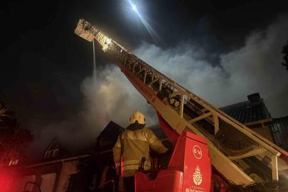 Esenyurt’ta villanın çatı katındaki yangın bitişiğindeki eve sıçradı