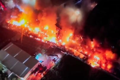 Esenyurt’taki fabrika yangını 4 saattir devam ediyor: Patlamalar peş peşe geldi